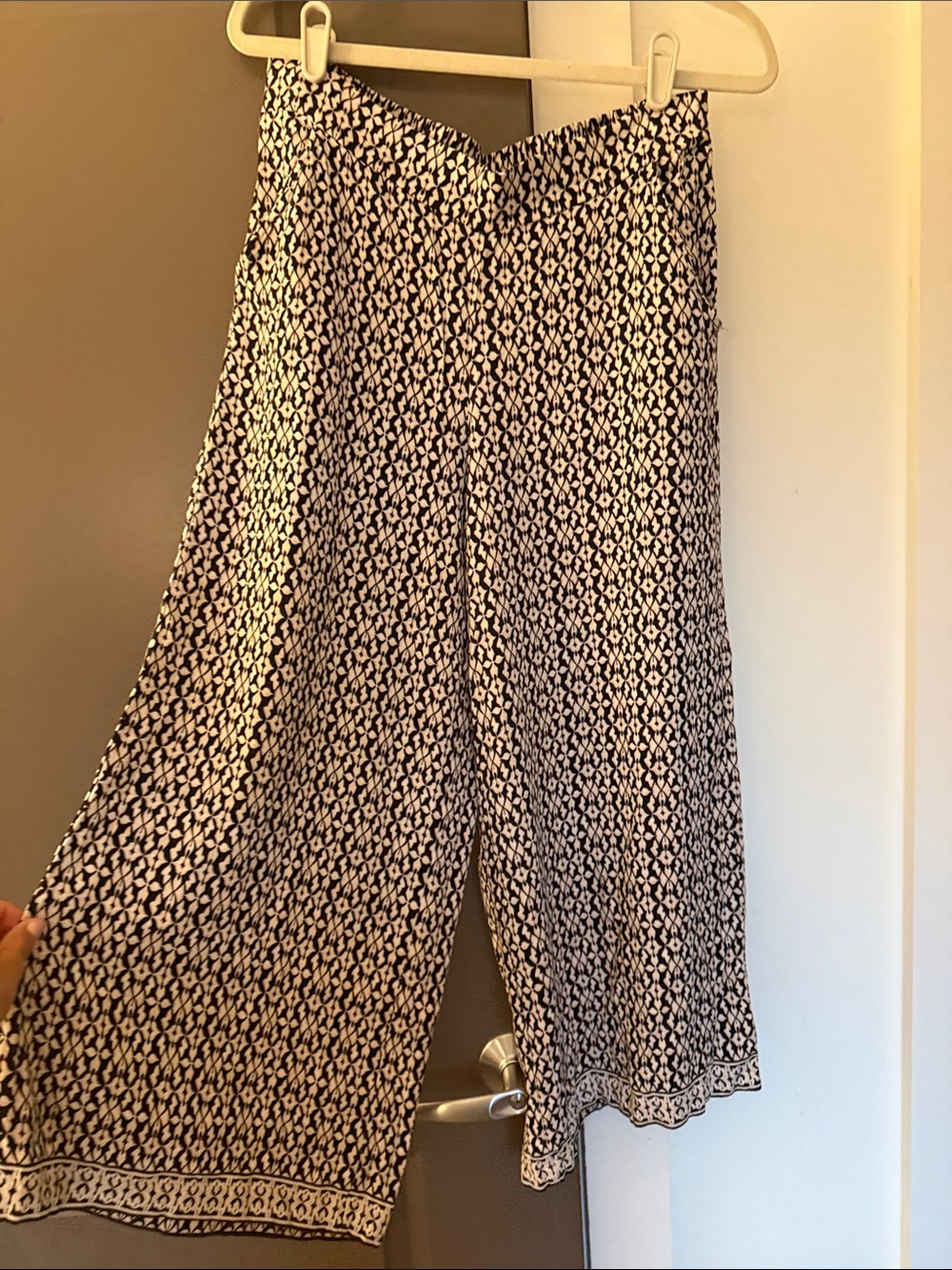 Max Studio Women's Black & White Print Wide Leg Flowy Pants - Picture 2 of 5